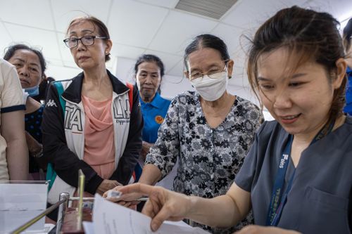 Người dân có mặt từ sớm sau khi nhận thông báo từ phường. Bà Phạm Thị Nguyệt cho biết nhiều năm chưa đi khám do ngại đến bệnh viện xa. Việc tổ chức khám gần nhà giúp bà dễ dàng tiếp cận dịch vụ y tế hơn. 