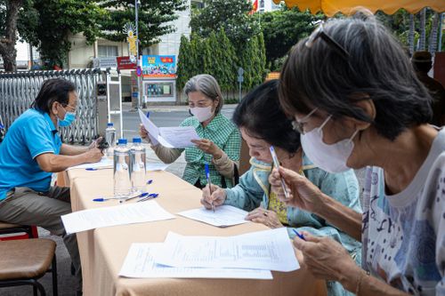  Tại các bàn khám chuyên khoa như mắt, da liễu, y học cổ truyền, người dân được kiểm tra toàn diện. Hoạt động có sự phối hợp của nhiều bệnh viện tuyến trên. Qua đó giúp phát hiện sớm các bệnh lý tiềm ẩn. 