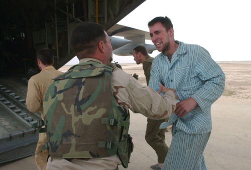 Phi công Ronald Young lên máy bay vận tải của Mỹ ở gần Baghdad, Iraq, hồi năm 2003 sau khi được trao trả cho lực lượng Mỹ. Ảnh: Reuters.