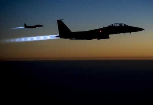 Hai tiêm kích F-15E Strike Eagle của Không quân Mỹ trong lúc thực hiện nhiệm vụ. Ảnh: Reuters.