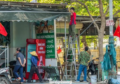  Người dân cùng các nhà hàng, khách sạn ven biển cũng đang khẩn trương dọn dẹp, sửa chữa cơ sở sau những ngày "ngủ đông". 