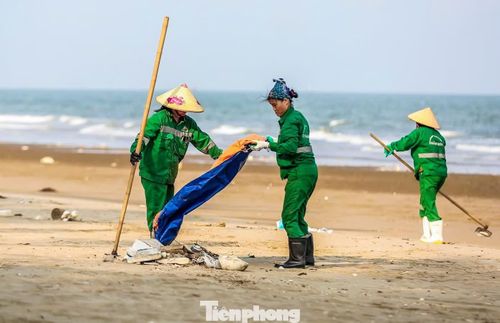  Mỗi ngày, hàng chục công nhân vệ sinh môi trường liên tục thu gom rác thải, làm sạch bãi cát, đảm bảo bờ biển Sầm Sơn luôn thông thoáng, sạch đẹp, sẵn sàng phục vụ du khách trong mùa cao điểm. 