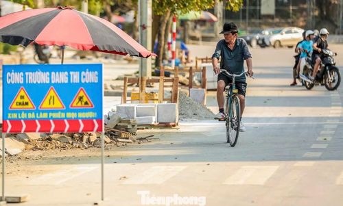  Theo phương án quản lý và khai thác không gian ven biển đường Hồ Xuân Hương, việc chỉnh trang lần này không chỉ dừng ở sửa chữa tạm thời mà hướng tới cải tạo đồng bộ, nâng cao chất lượng dịch vụ du lịch. Vỉa hè khu vực mặt biển cũng được lát lại, kết hợp chỉnh trang bồn hoa, cây xanh để tạo không gian đồng bộ, hiện đại hơn. 