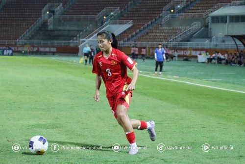 Thùy Linh ghi dấu ấn với cú sút chân trái đẹp mắt, giúp đội tuyển rút ngắn tỷ số xuống 1-3 vào phút 51