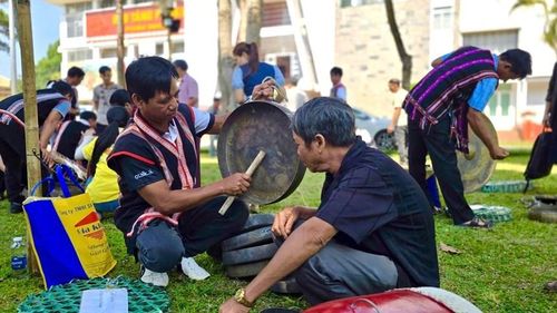 Các nghệ nhân tiếp nhận chiêng, kiểm tra, đánh giá âm sắc