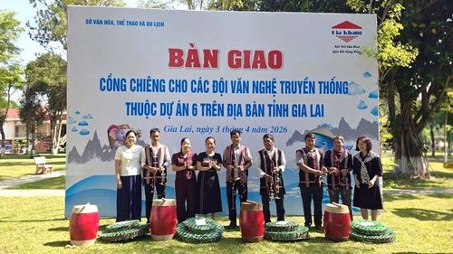 Các thôn, làng tiếp nhận cồng chiêng cùng phần quà hỗ trợ từ Ban tổ chức