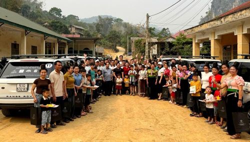 “Hành trình từ trái tim” năm 2026 đi xuyên Việt trong 24 ngày, qua 20 tỉnh, thành phố. Trong ảnh: sáng 5.4 đoàn trao sách, quà và giao lưu với bà con bản Púng, Chiềng Sinh, tỉnh Sơn La