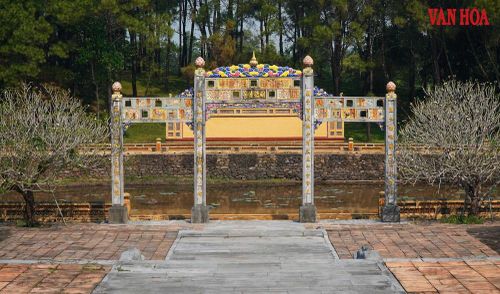 Bình phong, hồ bán nguyệt và Nghi Môn trước khu tẩm điện lăng vua Thiệu Trị