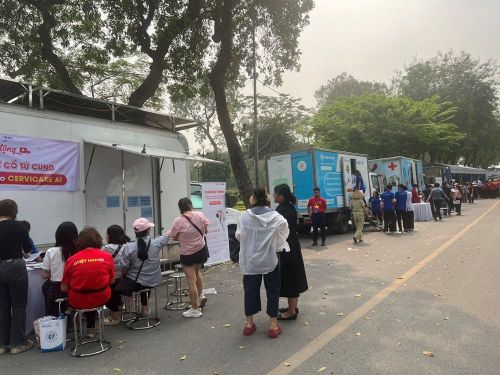 Các xe siêu âm, chụp X.Quang lưu động làm việc hết công suất