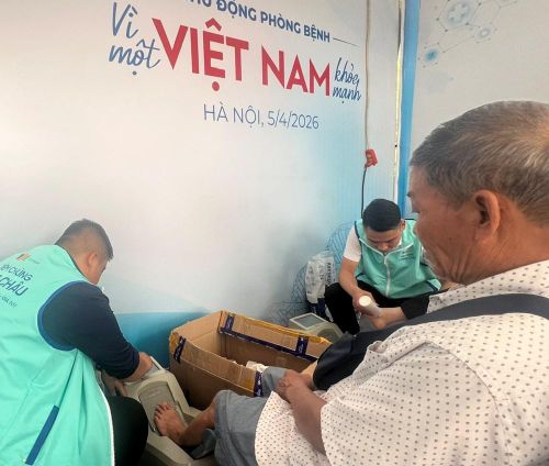Người dân đo mật độ xương tại sự kiện