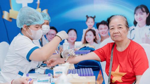 Người dân các độ tuổi khám bệnh tại sự kiện