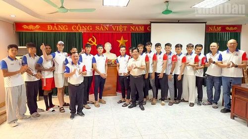 Lãnh đạo ngành thể thao Vĩnh Long thăm hỏi động viên các vận động viên.
