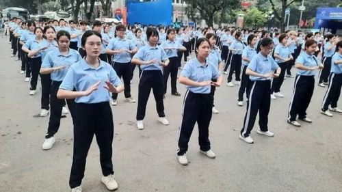 Màn đồng diễn dưỡng sinh đến từ 500 cán bộ, giảng viên, sinh viên Học viện Y-Dược học cổ truyền Việt Nam.