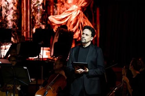 Nhạc trưởng Olivier Ochanine cùng Sun Symphony Orchestra minh họa các trích đoạn âm nhạc tại sự kiện.