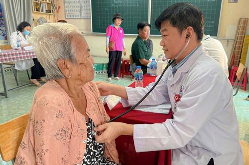 Bác sĩ khám bệnh cho người dân. Ảnh: Hải Yến