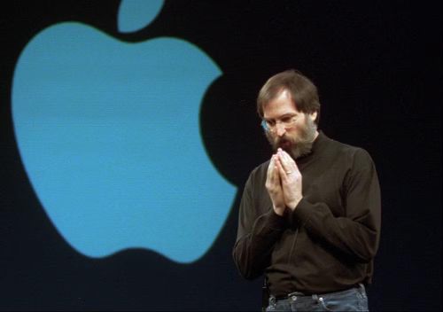 Bước ngoặt lớn nhất đến vào năm 1997 khi Steve Jobs quay trở lại, mở ra kỷ nguyên phục hưng với hàng loạt sản phẩm mang tính cách mạng như iPod và iPhone, giúp Apple không chỉ sống sót mà còn định nghĩa lại ngành công nghệ tiêu dùng toàn cầu.