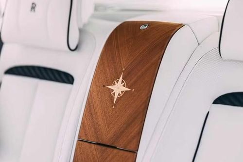 Mối liên hệ giữa Rolls-Royce và thế giới du thuyền rất sâu sắc và lâu dài. Trong ngôn ngữ thiết kế của Rolls-Royce, đường dưới thân xe được gọi là “waft line”, mượn trực tiếp từ thiết kế du thuyền, tạo cảm giác chuyển động mượt mà bằng cách phản chiếu mặt đường bên dưới, giống như thân du thuyền phản chiếu mặt nước khi lướt qua.