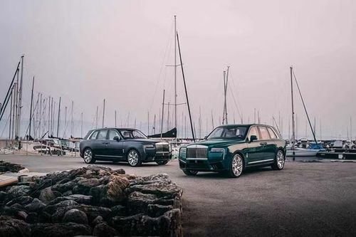 Rolls-Royce Cullinan Yachting tôn vinh ngôn ngữ thiết kế, vật liệu và tinh thần của du thuyền đương đại. Mỗi chiếc xe đều được định nghĩa bởi một trong bốn hướng chính của la bàn (Đông, Tây, Nam, Bắc), mặt tap-lô và bàn picnic đều có tác phẩm nghệ thuật tái hiện vệt sóng của thuyền con khi chạy tốc độ cao, hướng về du thuyền đang neo đậu; đảm bảo mỗi xe là một kiệt tác độc nhất vô nhị.