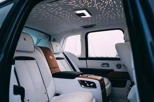Hướng Bắc (North) được hoàn thiện bằng màu Crystal over Light Blue, gợi lên vùng nước lạnh giá ở vĩ độ cao. Hướng Nam (South) thể hiện khí hậu ấm áp qua tông Crystal over Arabian Blue IV sâu lắng và huyền bí. Hướng Đông (East) sử dụng màu Dark Silk Teal, khơi gợi sự tĩnh lặng và bí ẩn của biển sâu. Hướng Tây (West) mang sắc Sapphire Gunmetal, gợi hình ảnh bầu trời đại dương trước cơn bão.