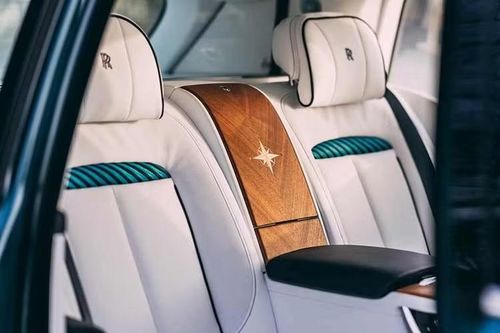 Mỗi chiếc Cullinan Yachting đều được trang bị Starlight Headliner (trần sao đặc trưng) độc đáo, kết hợp giữa các ngôi sao tĩnh và động được đặt thủ công theo bản đồ gió Địa Trung Hải, đặc biệt là các dòng không khí chuyển động. Lớp sơn ngoại thất của mỗi chiếc Cullinan Yachting phản ánh hướng la bàn mà nó mang tên.