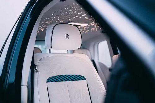 Mỗi xe đều có họa tiết la bàn được vẽ tay tinh xảo trên vòm bánh trước, trong đó hướng tương ứng được đánh dấu nổi bật bằng màu đỏ, kết hợp hài hòa với hai đường Coachline vẽ tay màu Phoenix Red và Arctic White. Kết hợp với bộ mâm hợp kim 22 inch mài bóng, gợi nhớ các chi tiết sáng bóng và fittings boong của du thuyền hiện đại.