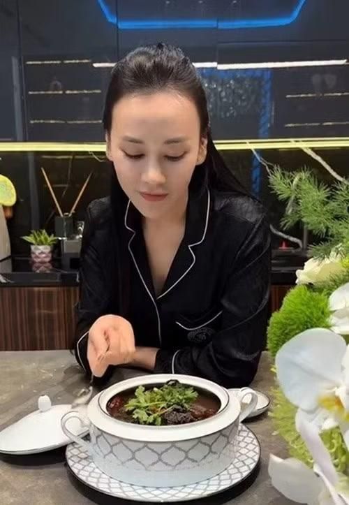 Theo SaoStar, tháng 3/2026, Phương Oanh gây chú ý khi chế biến món chân gà Đông Tảo hầm thuốc bắc – một món ăn khá cầu kỳ. Ảnh: SaoStar.