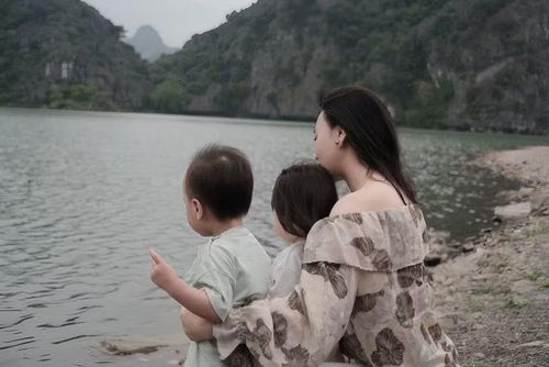 Trong một khung hình, Phương Oanh ôm hai con từ phía sau, để Jimmy và Jenny ngắm cảnh thiên nhiên. Ảnh: FB Phương Oanh.