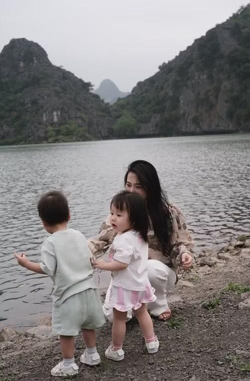 Bên cạnh đó, nữ diễn viên đăng tải khoảnh khắc bên cặp song sinh Jimmy – Jenny. Ảnh: FB Phương Oanh.