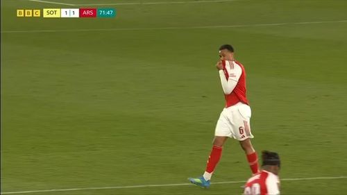 Trụ cột của Arsenal khập khiễng rời sân St Mary's, được thay thế bởi William Saliba.