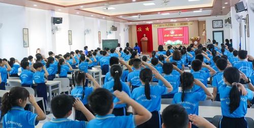 Lễ kết nạp đội viên tại Trường Tiểu học và THCS Nguyễn Khuyến, phường Thành Nhất. Ảnh: TT