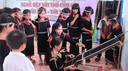 Những trải nghiệm thực tế giúp học sinh Đắk Lắk biết yêu quê hương, giá trị truyền thống tốt đẹp. Ảnh: TH