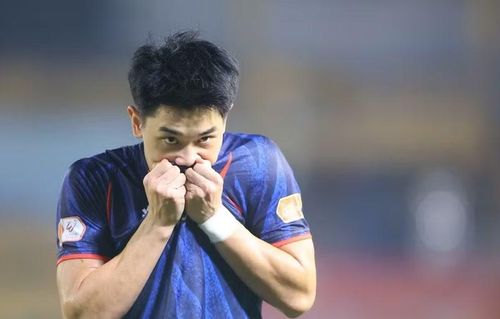 Nhưng ai cũng muốn thể hiện để được Ban huấn luyện trao cơ hội. Khi vào sân, tất cả đều cố gắng mang lại kết quả tốt nhất cho đội bóng. Tôi cũng sẽ nỗ lực nhiều hơn để được HLV tin tưởng".