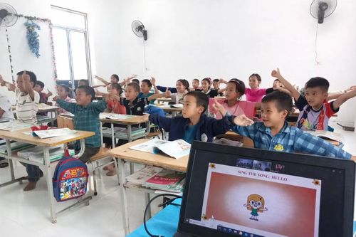 Học sinh Trường Phổ thông DTBT Tiểu học Na Ngoi 2, xã Na Loi hào hứng tham gia tiết học Tiếng Anh online.