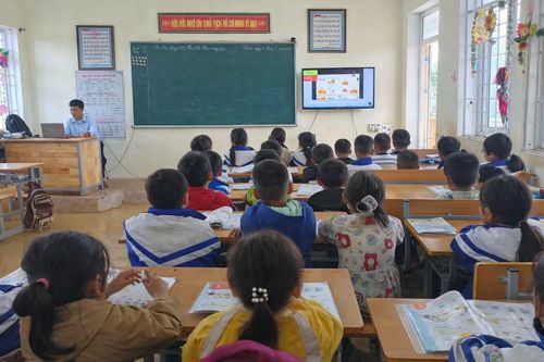 Nhiều trường học ở miền núi Nghệ An thiếu giáo viên tiếng Anh, phải học online.
