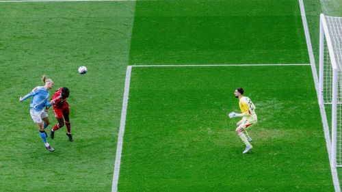 Hàng thủ Liverpool chỉ biết chịu trận. Ảnh: MCFC
