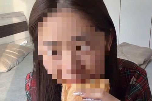 Hình ảnh nữ TikToker vừa ăn bánh mì vừa chê món ăn mang lại cảm giác khổ sở. Ảnh cắt từ clip