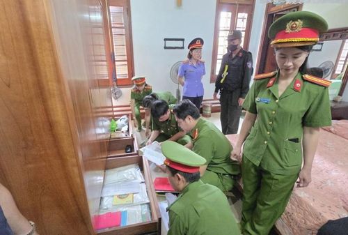 Kiểm sát việc khám xét, thu giữ tài liệu, chứng cứ.