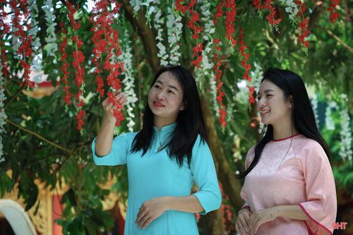 Đến với chùa Hang, du khách như bước chân vào một thế giới khác biệt. Không gian xung quanh mang sắc thái của một tiểu khí hậu riêng.