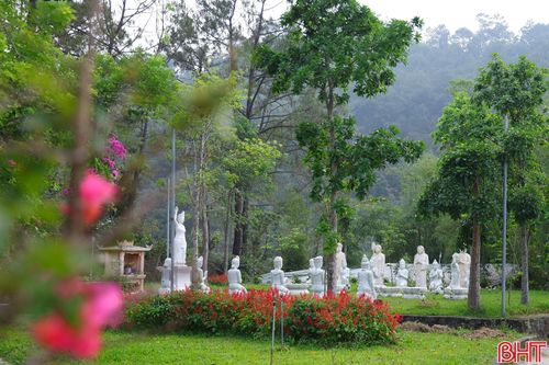 Quần thể kiến trúc chùa Hang là sự giao thoa tuyệt vời giữa bàn tay con người và tạo hóa thiên nhiên.