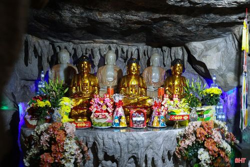 Điểm độc đáo nhất của ngôi chùa chính là cung Tam Bảo nằm sâu trong hang đá tự nhiên – nơi còn lưu giữ dấu tích của ngôi chùa xưa. Hang tựa vào mé sườn Tây của đỉnh Mồng Gà, một trong những ngọn núi cao của dãy núi Hồng.
