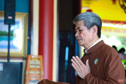 Ông Thái Công Dũng - Trưởng ban Hộ tự chùa Hang cho biết: "Bằng lòng thành kính và sự chung tay của phật tử, từ những dấu tích ít ỏi, chùa Hang hôm nay đã được phục dựng khang trang, trở thành điểm đến tâm linh của người dân địa phương và du khách gần xa."
