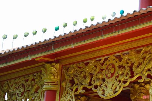 Chùa Hang mang những nét kiến trúc khác biệt so với những ngôi chùa cổ trên địa bàn. Đó là sự kết hợp giữa phong cách cổ điển và hiện đại. Mỗi một chi tiết thiết kế đều đậm phong cách Phật giáo, hòa cùng thiên nhiên.