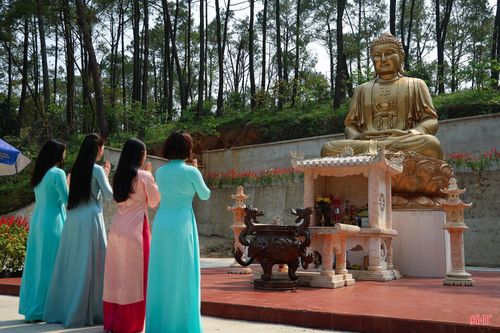 Không còn những ồn ào, xô bồ của cuộc sống thường nhật, chùa Hang đem đến cảm giác như bước vào một miền tĩnh tại - nơi con người có thể chậm lại, lắng lòng và cảm nhận rõ hơn hơi thở của thiên nhiên.