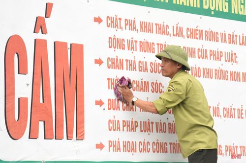 Cùng với đó, công tác tuyên truyền, vận động, hướng dẫn người dân bảo vệ rừng trong mùa nắng nóng đã được đơn vị triển khai sớm, thường xuyên, liên tục và đạt hiệu quả rõ nét. Hình thức tuyên truyền đa dạng như: phát thanh trên hệ thống loa, tuyên truyền lưu động, tổ chức ký cam kết, lắp đặt biển, bảng tại các khu vực đông người qua lại.