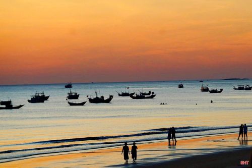 Những tia nắng đầu tiên xuyên qua làn sương mờ, soi rõ vẻ đẹp nguyên sơ, thơ mộng của bãi biển được mệnh danh là đẹp nhất Hà Tĩnh.