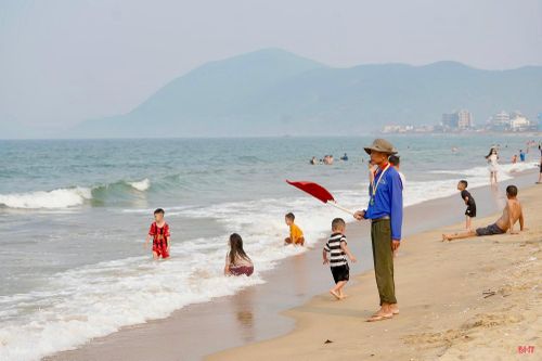 Để đảm bảo an toàn cho du khách tắm biển, các lực lượng cứu hộ luôn có mặt thường xuyên, sẵn sàng ứng cứu kịp thời khi có sự cố xảy ra.