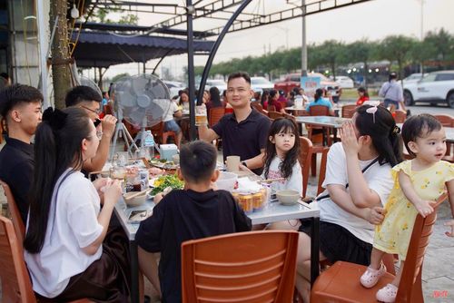 Các nhà hàng nhộn nhịp du khách đến thưởng thức hải sản.