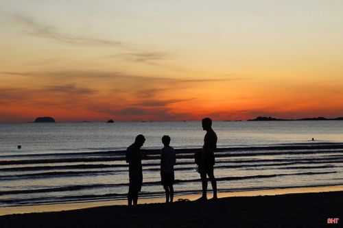 Nhiều du khách dậy sớm để ghi lại khoảnh khắc bình minh tuyệt đẹp, tận hưởng bầu không khí trong lành của biển trời Thiên Cầm.