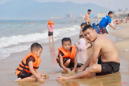 Phụ huynh cùng con em của mình trải nghiệm những giây phút thư giãn khi về với biển Thiên Cầm.