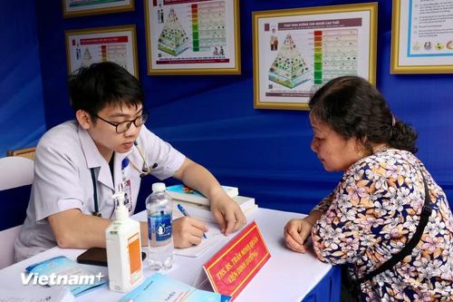 Đặc biệt, điểm nhấn công nghệ của ngày hội năm nay chính là sự xuất hiện của các thiết bị xét nghiệm tại chỗ và hệ thống trí tuệ nhân tạo (AI) hỗ trợ tầm soát ung thư vú, ung thư cổ tử cung. (Ảnh: Bảo Ngọc/Vietnam+)